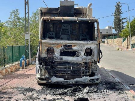 احتراق سيارة جمع النفايات في بسمة طبعون